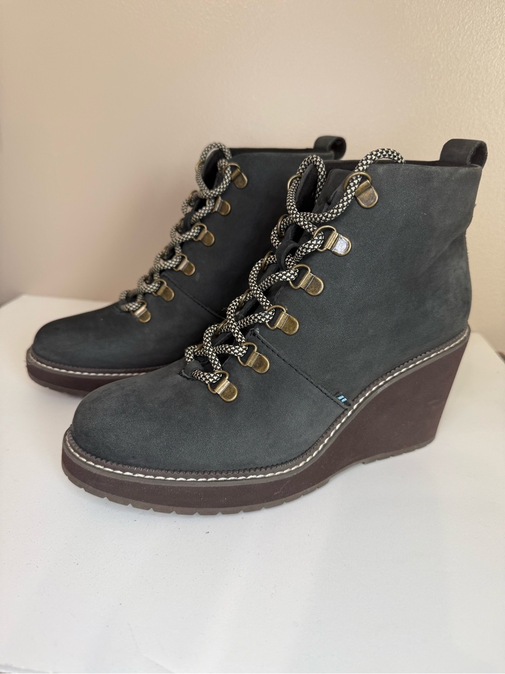Toms Melrose Black Water Resistant Suede Lace-Up Wedge Ankle Bootie Size 6.5